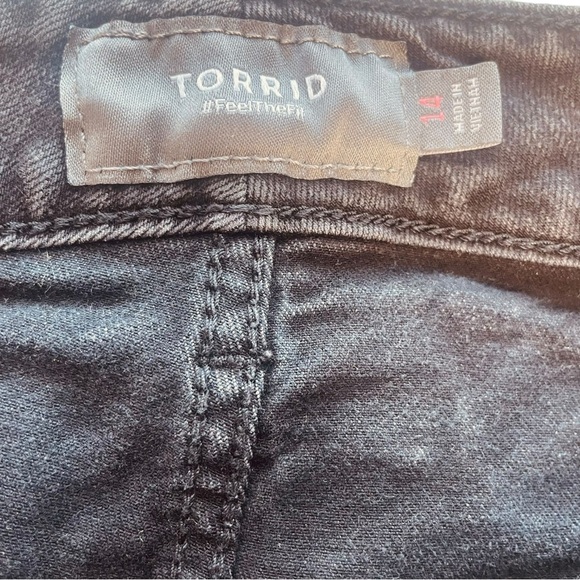 Torrid Women's Black Wash Button Fly Raw Hem Denim Shorts - Picture 5 of 9